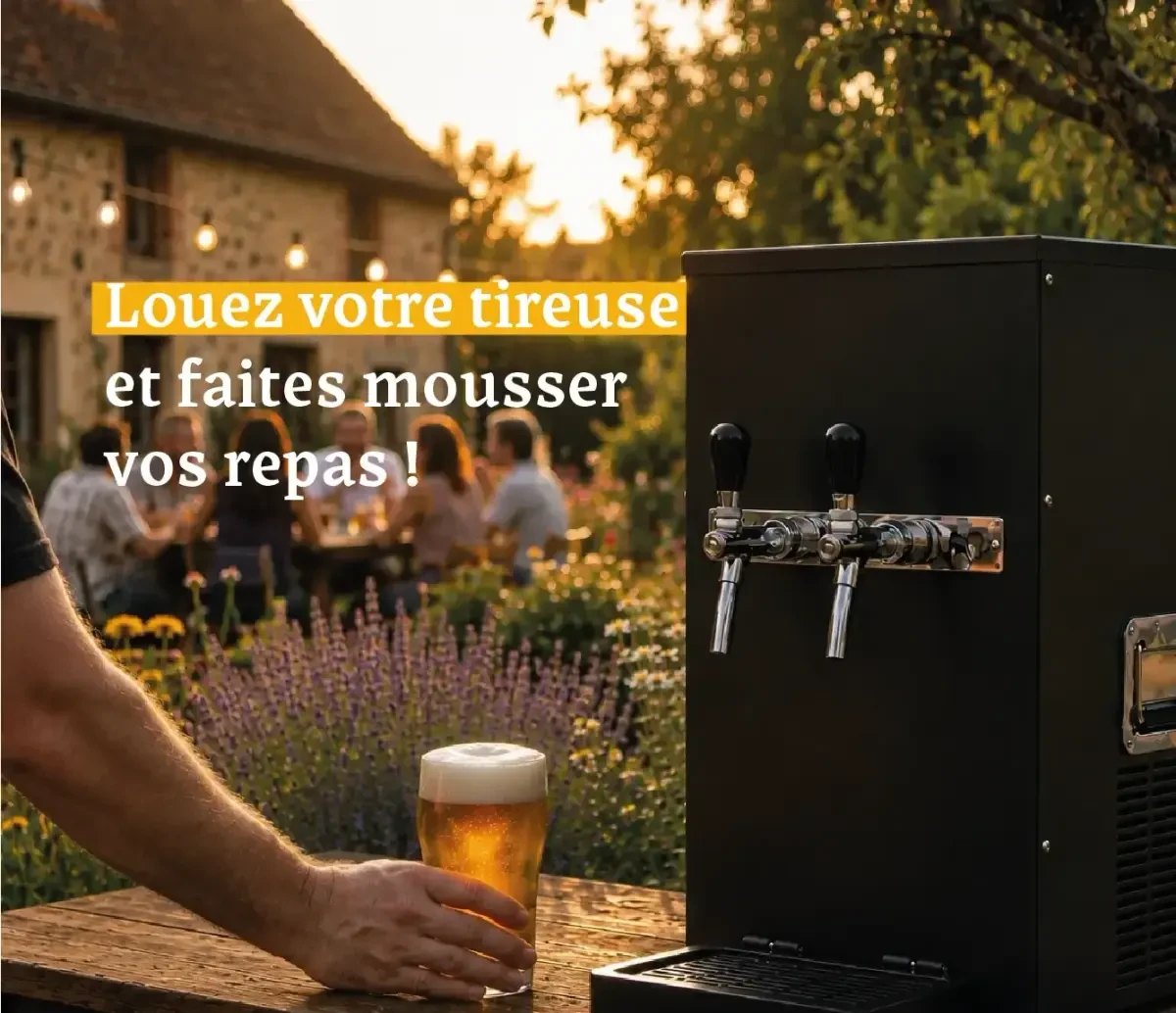 Tireuse à bière à deux becs sur une table en bois, dans un jardin au coucher du soleil, avec le slogan « Louez votre tireuse et faites mousser vos repas ! »